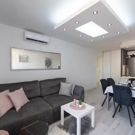 Zelic Apartment *