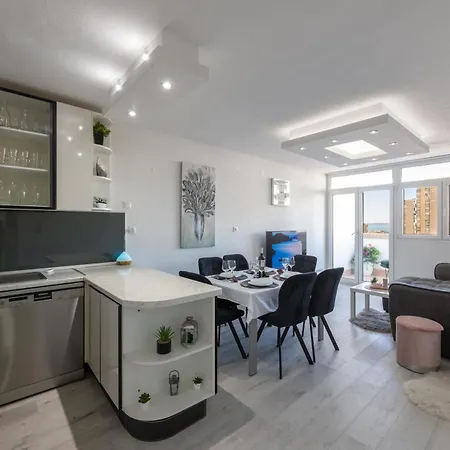 Zelic Apartment *